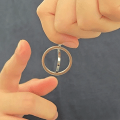 Bewegend beeld van de zilveren Oracle fidget ketting dat de soepele rotatie van het draaibare RVS element demonstreert.