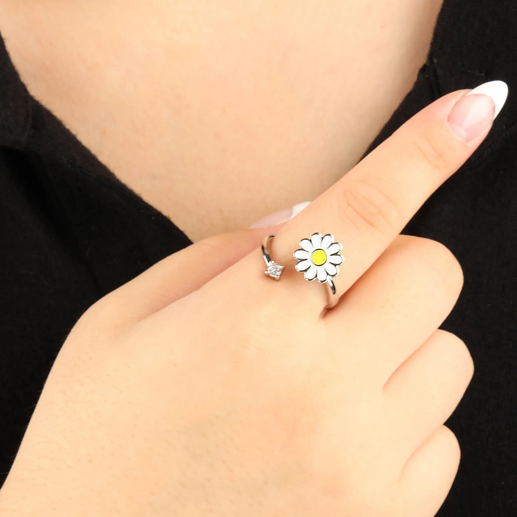 Daisy anxiety ring in zilver bij zwart shirt voor rust en focus