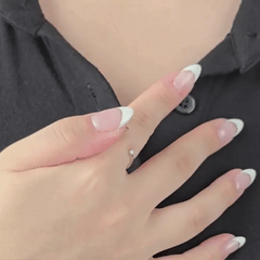 Animatie van Crystal Butterfly fidget ring met sprankelende blauwe kristallen die in het licht draaien