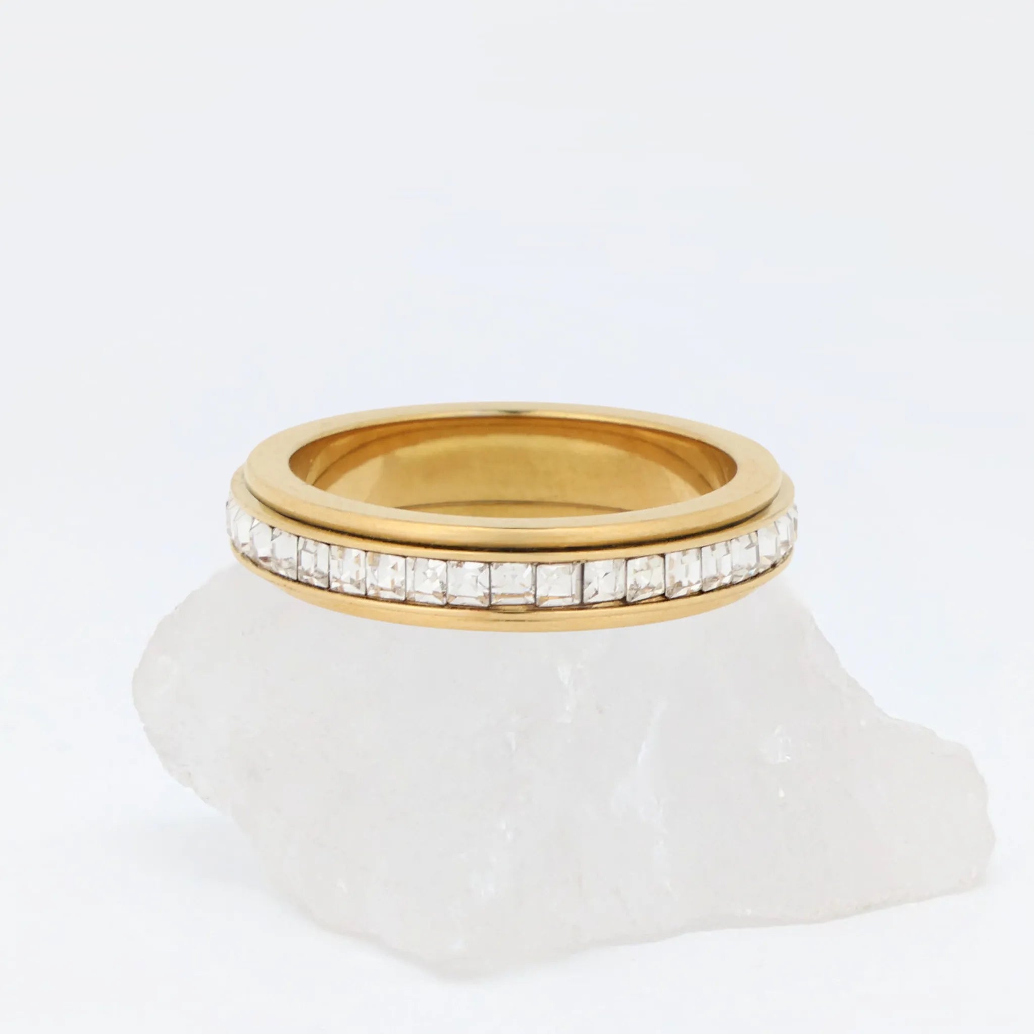 Gouden Elevate fidget ring van stainless steel met sprankelende kristallen in strakke setting – Luminora