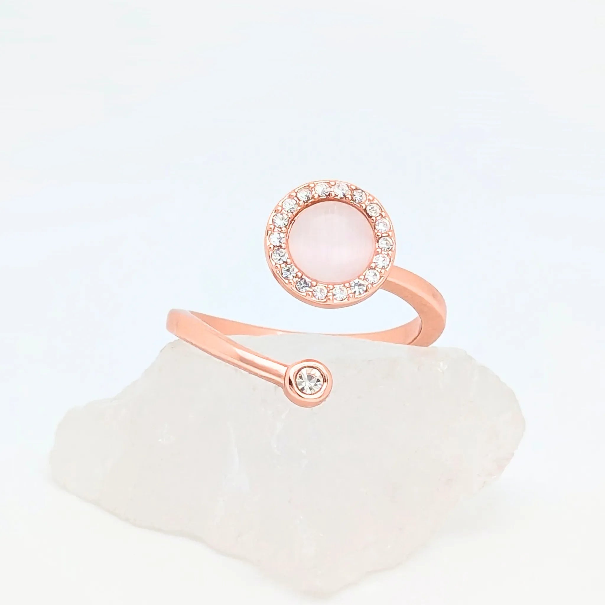 Close-up van roségouden Opal fidget ring met opaalsteen en fonkelende kristalrand, verstelbaar design – Luminora