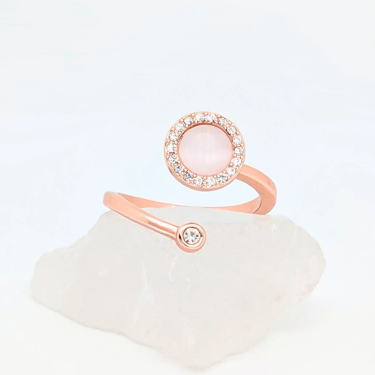 Close-up van roségouden Opal fidget ring met opaalsteen en fonkelende kristalrand, verstelbaar design – Luminora