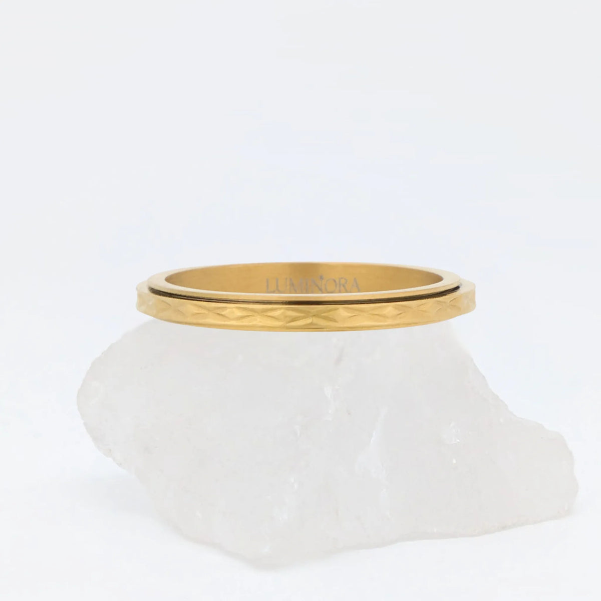Gouden Grace anxiety ring met gehamerd reliëf – dun design voor rust en focus – Luminora