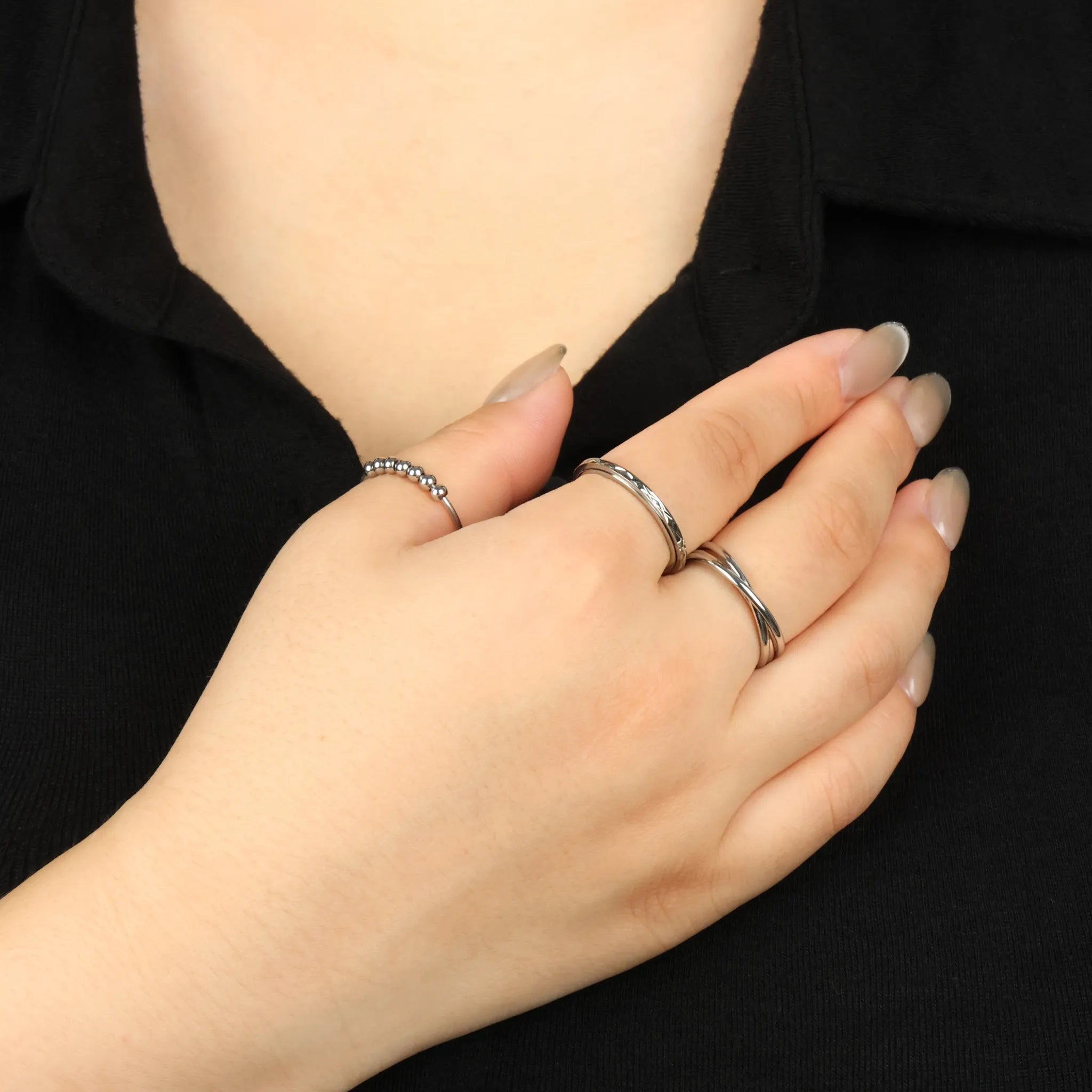 Harmony Bundel anxiety ring in zilver subtiel gedragen in het dagelijks leven