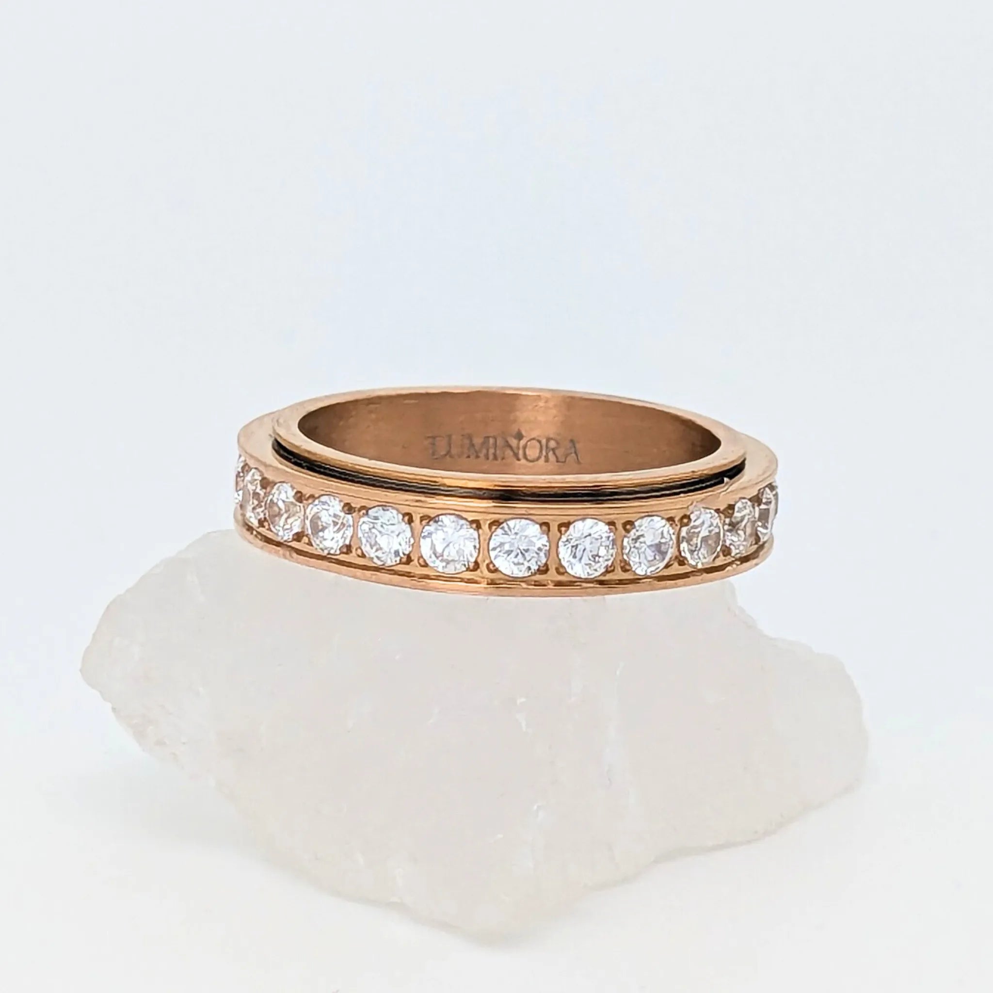 Roségouden Liora anxiety ring van edelstaal met sprankelende witte stenen in een ronde zetting – Luminora