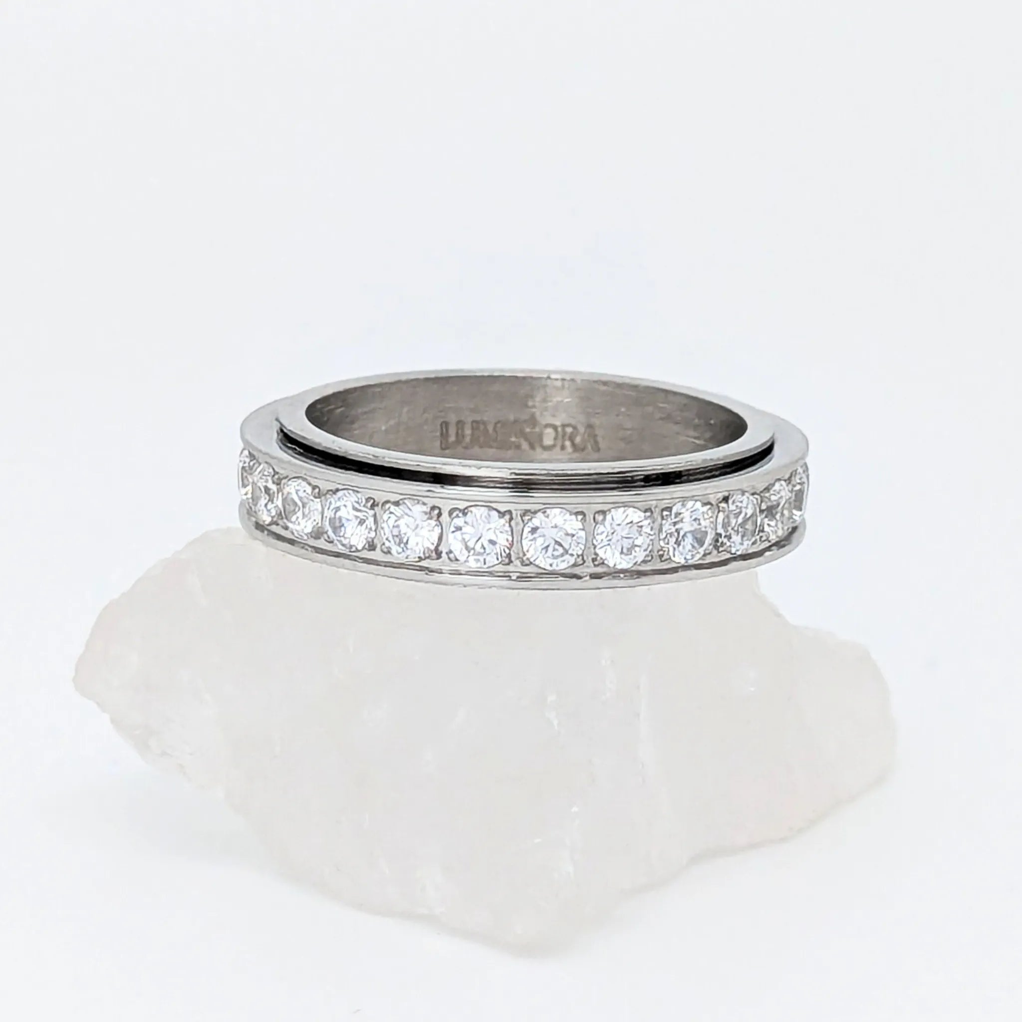 Liora fidget ring in zilverkleurig edelstaal met helderwitte edelstenen – Luminora
