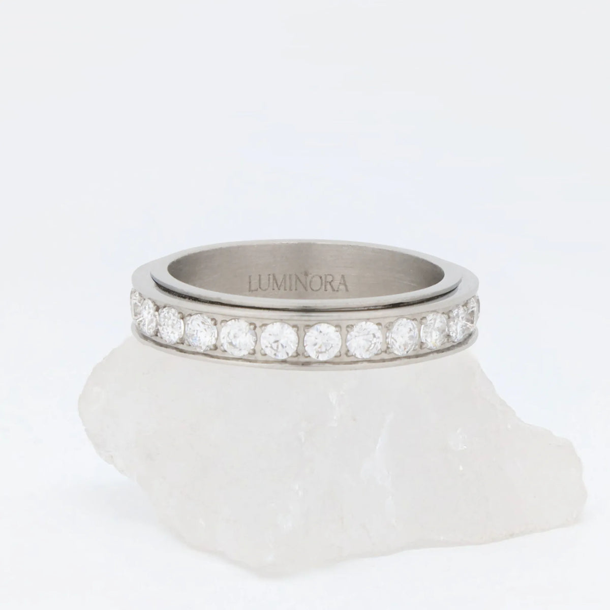 Liora fidget ring in zilverkleurig edelstaal met helderwitte edelstenen – Luminora