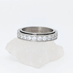 Liora fidget ring in zilverkleurig edelstaal met helderwitte edelstenen – Luminora