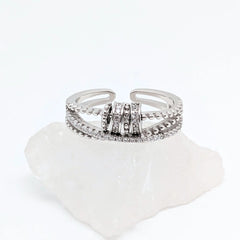 Zilveren Serenity fidget ring met witte steentjes – stijlvolle stressverlichting en ontspanning – Luminora