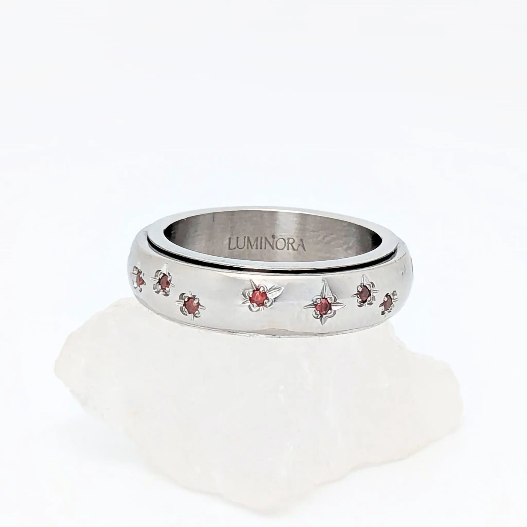 Luxe Sienna fidget ring van edelstaal met glanzende afwerking, bloemgravure en robijnrode stenen – Luminora