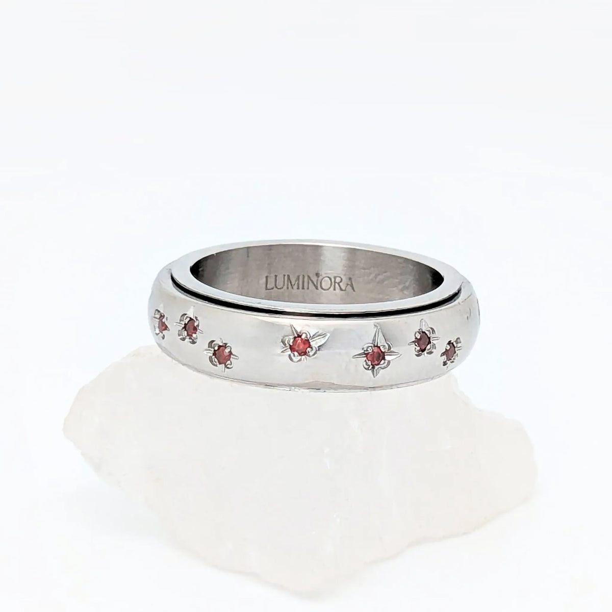 Luxe Sienna fidget ring van edelstaal met glanzende afwerking, bloemgravure en robijnrode stenen – Luminora