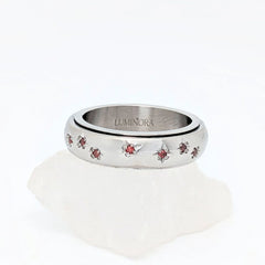 Luxe Sienna fidget ring van edelstaal met glanzende afwerking, bloemgravure en robijnrode stenen – Luminora