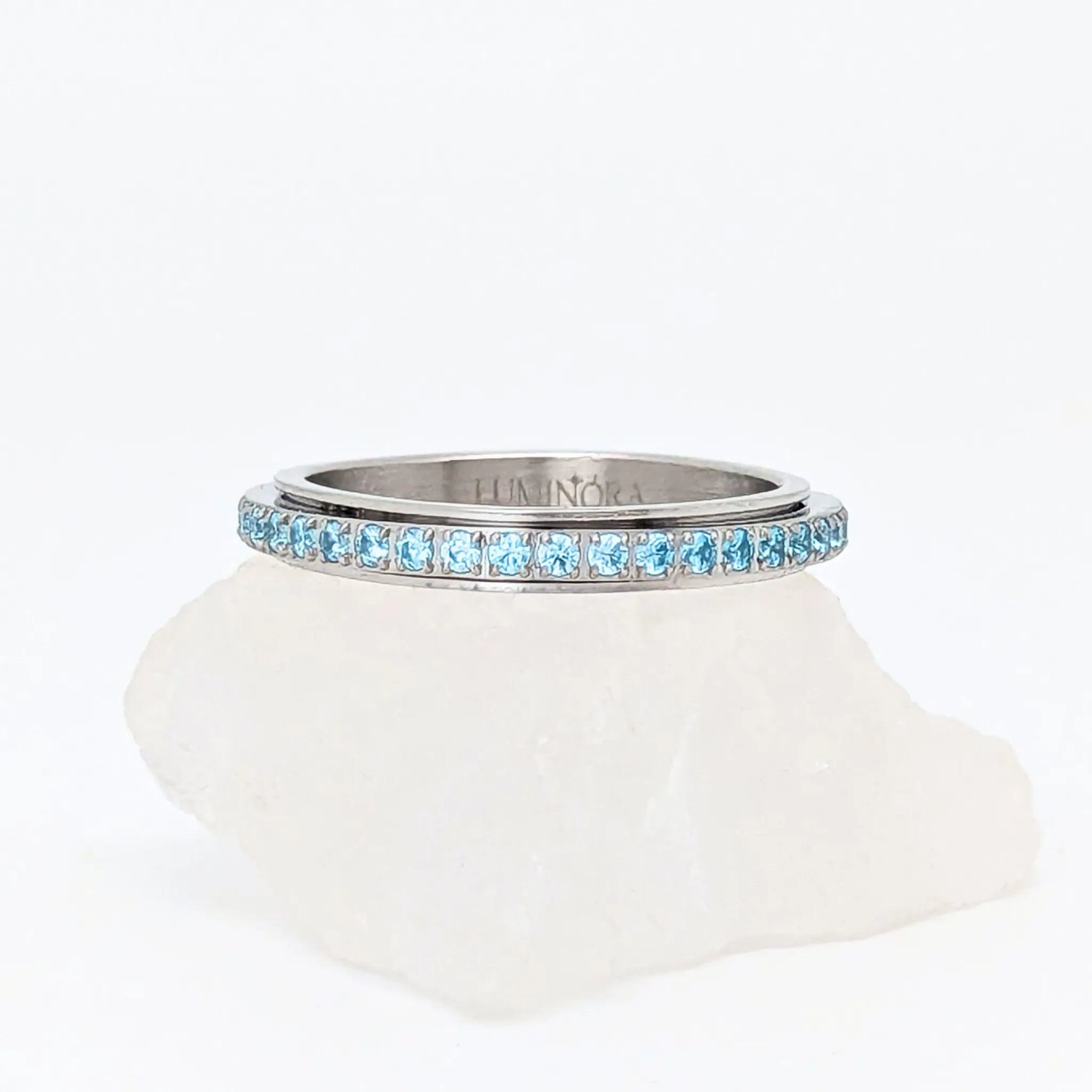 Sora fidget ring van edelstaal met fonkelende blauwe kristallen – Luminora