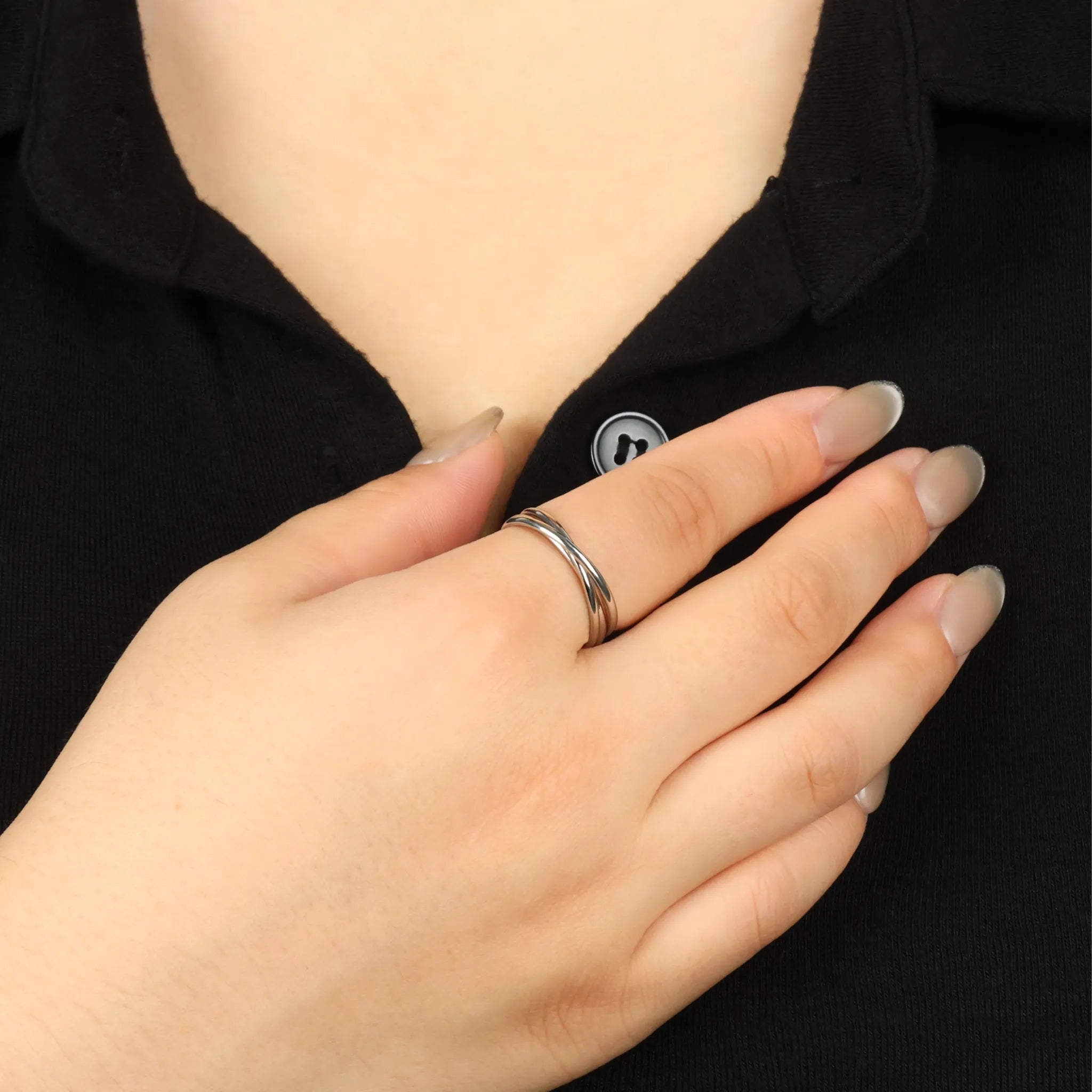 Zilveren Unity fidget ring op zwarte achtergrond – klassiek en elegant