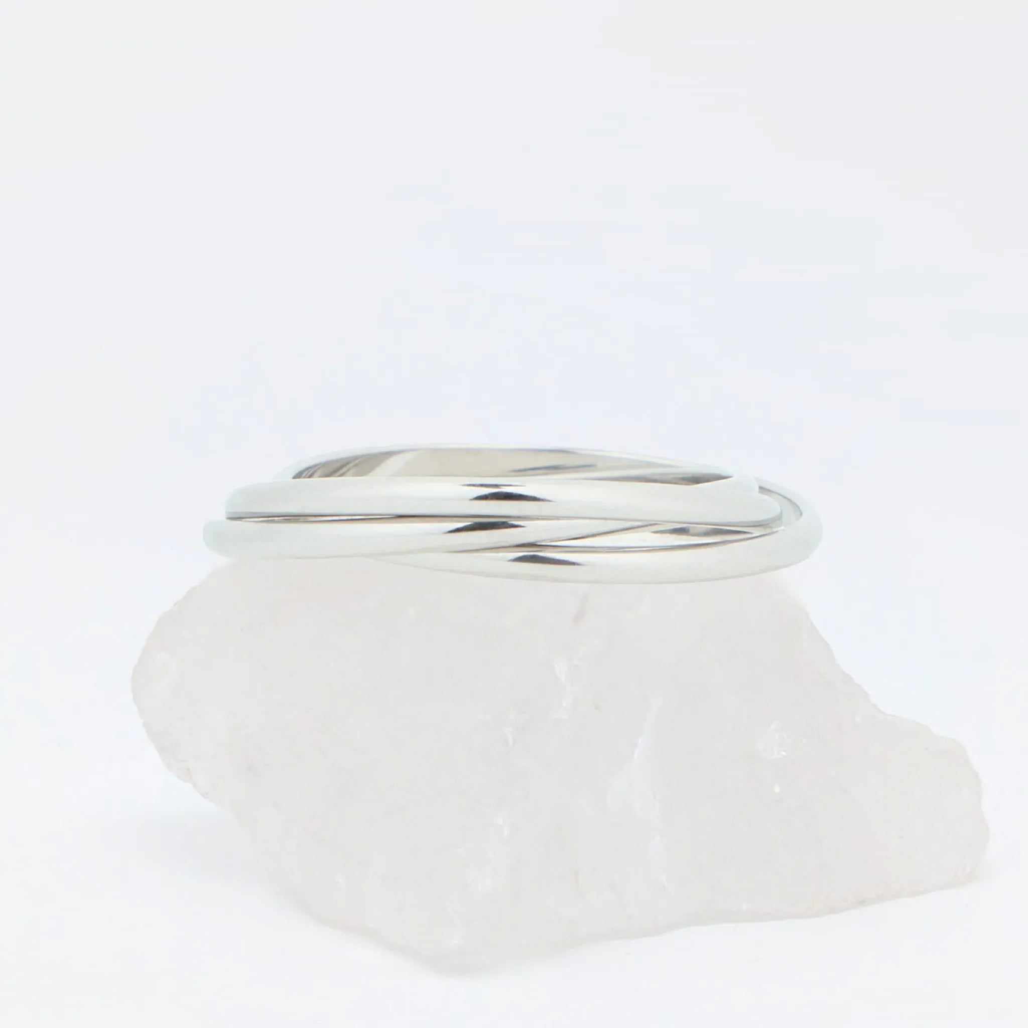 Zilveren Unity fidget ring met drie gladde ringen op witte steen – Luminora