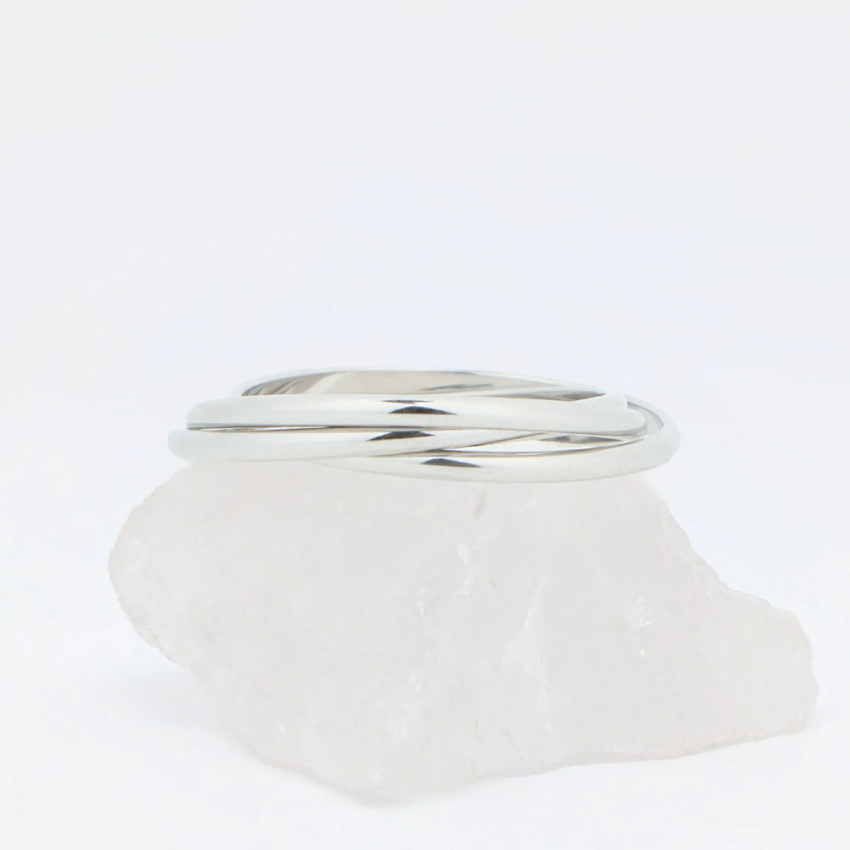 Zilveren Unity fidget ring met drie gladde ringen op witte steen – Luminora