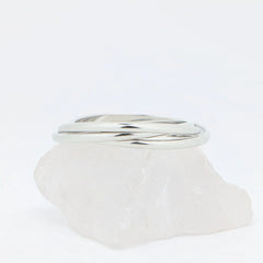 Zilveren Unity fidget ring met drie gladde ringen op witte steen – Luminora