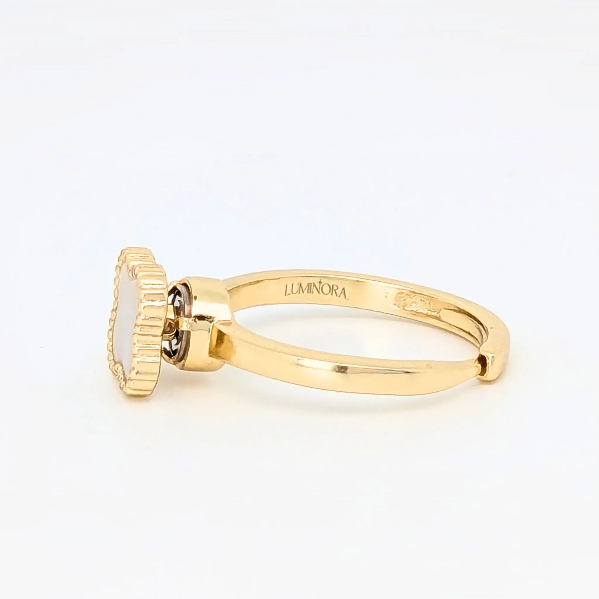 Detailfoto van binnenkant van gouden Clover wellness ring met gravure en glad gepolijste afwerking