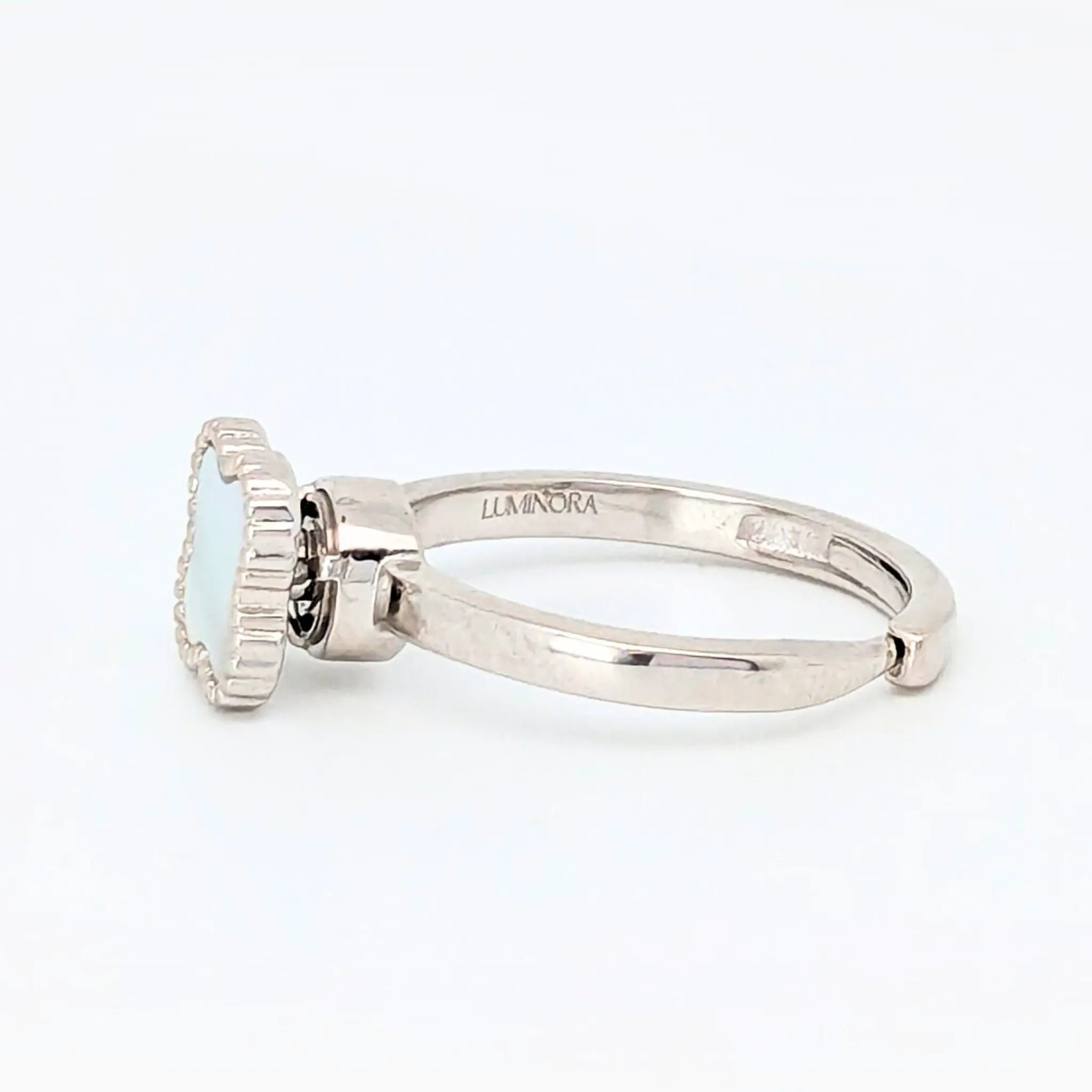 Detail van binnenkant van zilveren Clover wellness ring met fijn afgewerkte rand en gravure